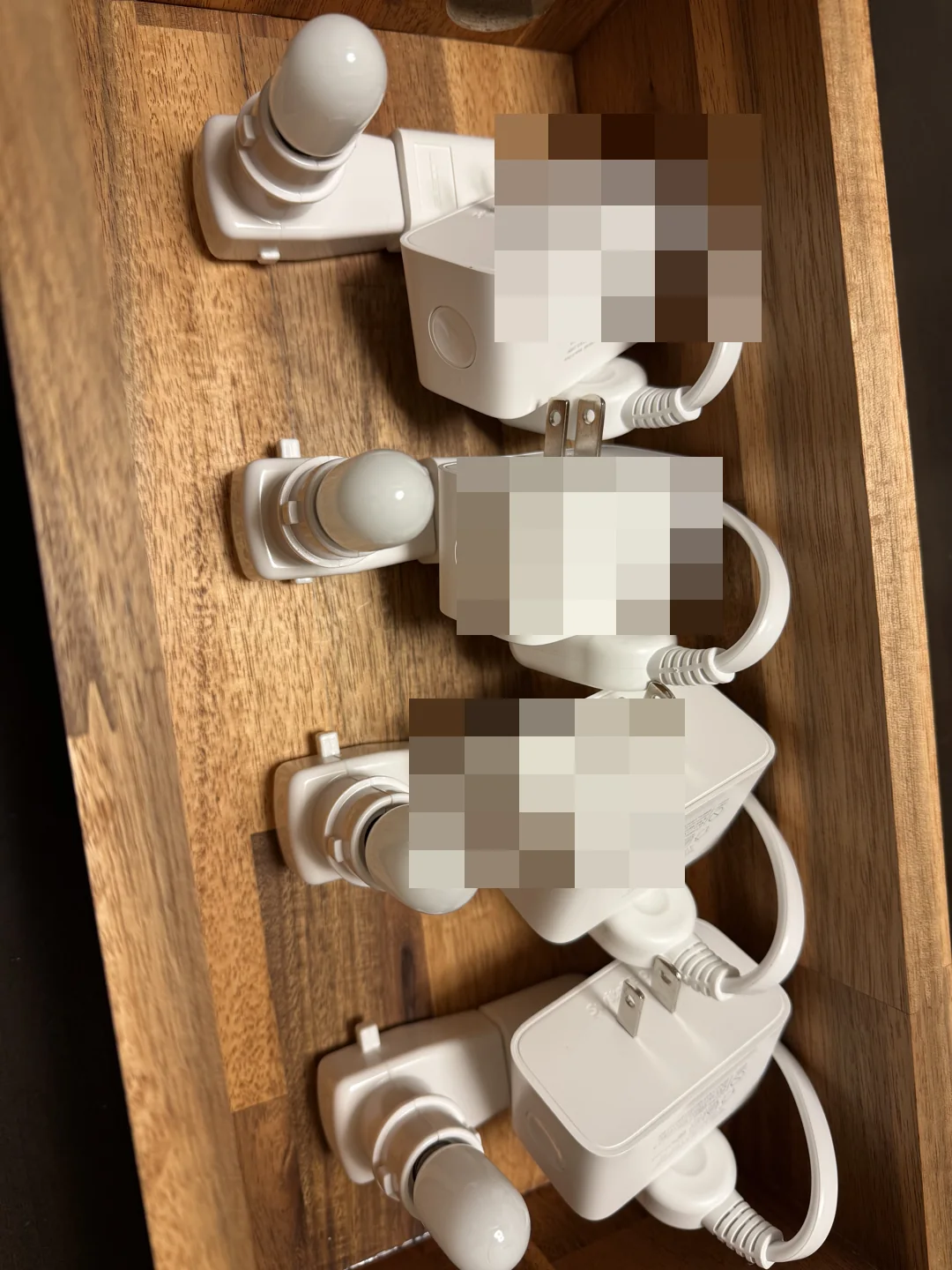 木箱内に仮配置した4組のE12電球・ソケット・スマートプラグ
